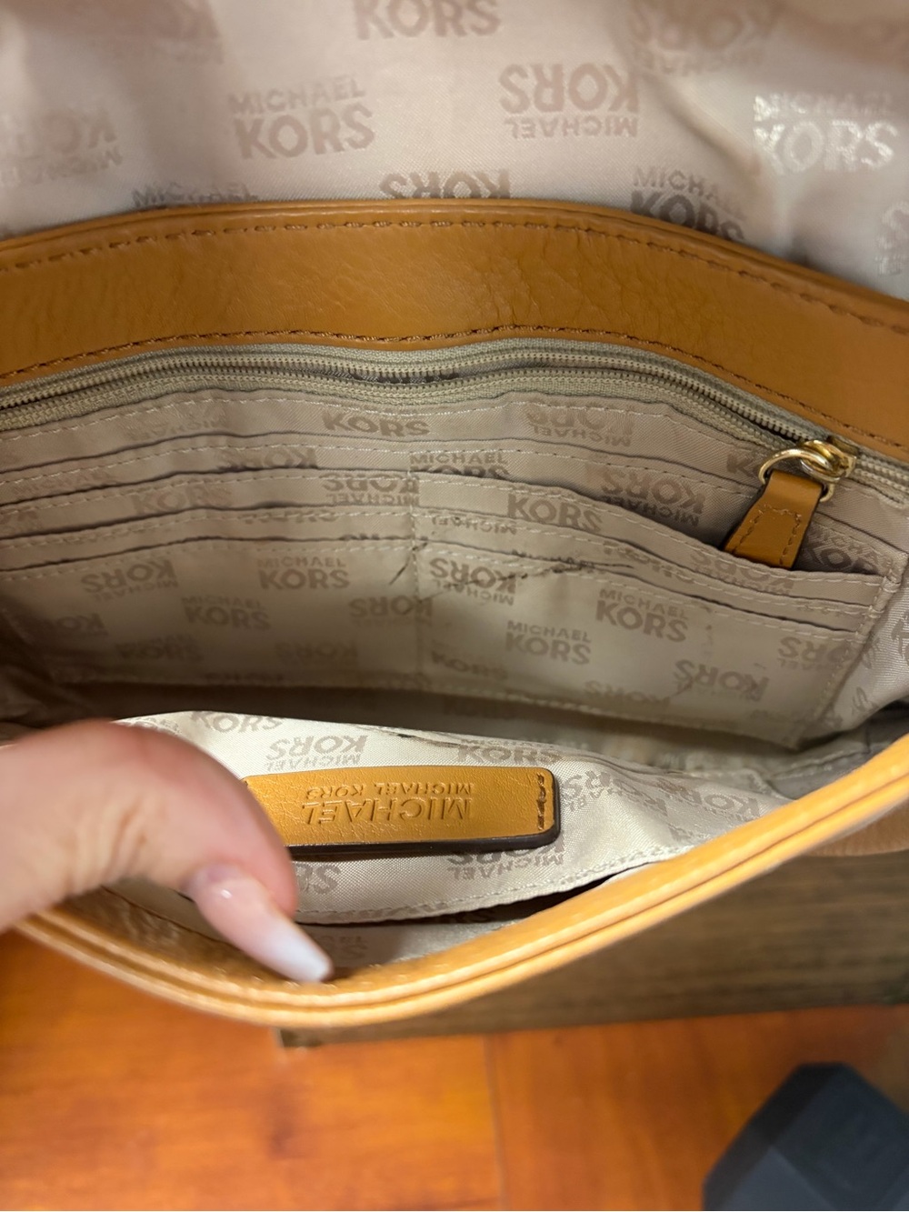 Michael Kors Caramel Leather Shoulder Bag with Gold Chain Strap - Picture 4 of 5